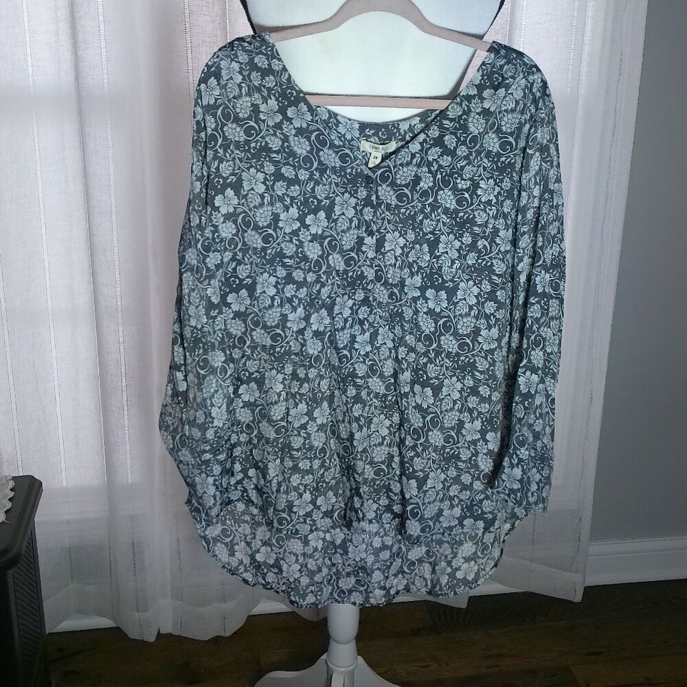 COMO BLU Blouse V-Neck 1/4 Button-Up Navy Blue w/Gray Floral Design NWT